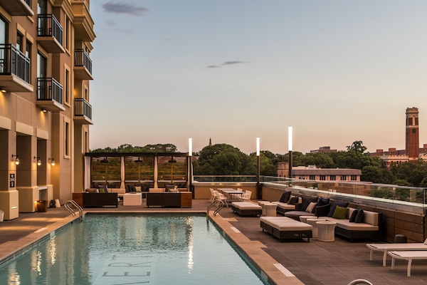 Una piscina al aire libre de temporada