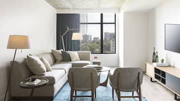 Frette Italian sheets, premium bedding, minibar, in-room safe