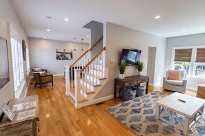 Suite Premier, 2 habitaciones, cocina (No Pets) | Área de sala de estar | Televisión de pantalla plana