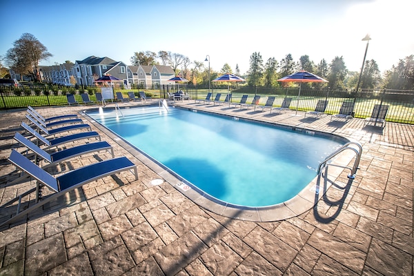 Piscina externa sazonal, guarda-sóis, espreguiçadeiras