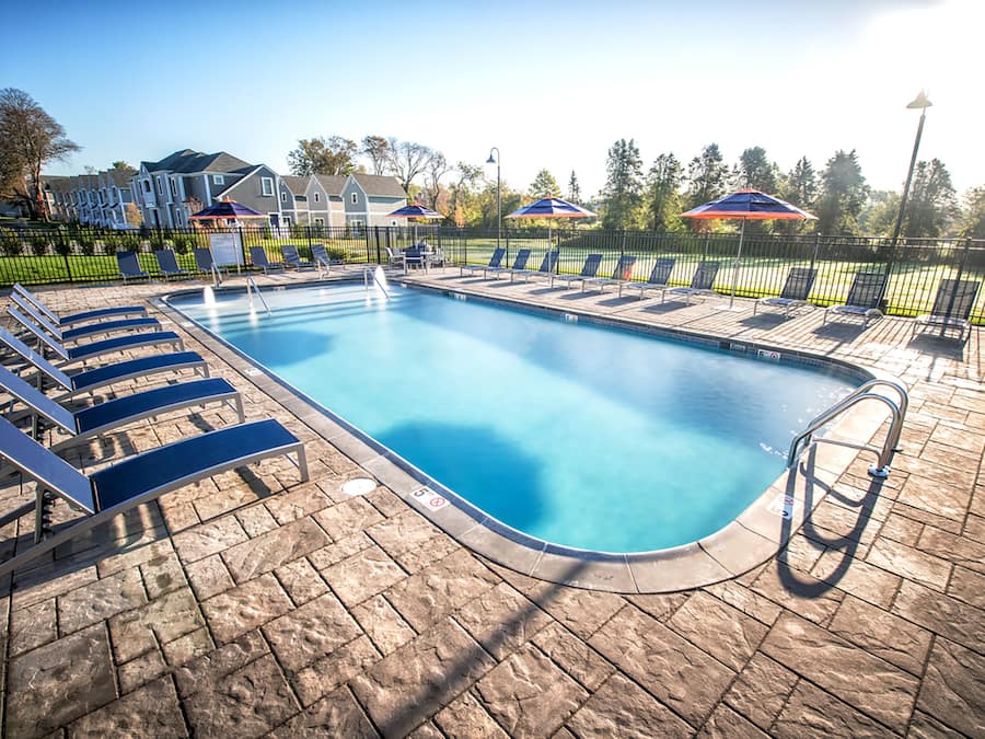 Außenpool (je nach Saison geöffnet), Sonnenschirme, Liegestühle