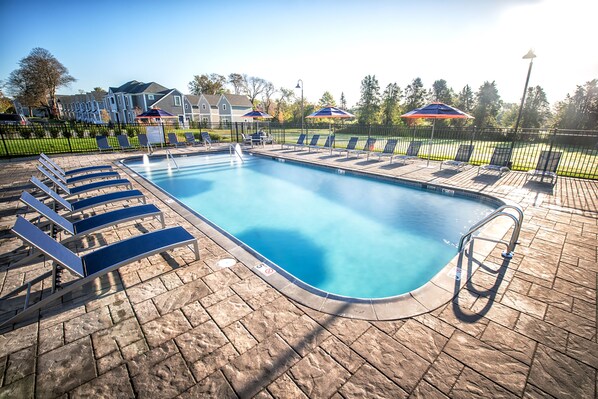 Seasonal outdoor pool, pool umbrellas, sun loungers - The East Island Reserve Hotel (Middletown)