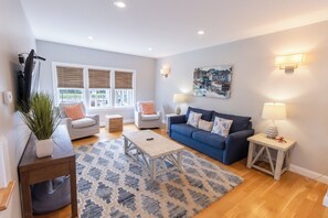 Suite – premier, 2 soverom, kjøkken (No Pets) | Oppholdsområde | Flatskjerm-TV