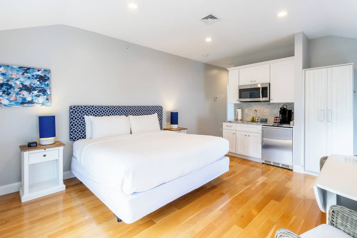Habitación, cocineta (Upstairs, No Pets) | Tabla de planchar con plancha, wifi gratis y ropa de cama