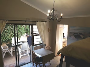 Chambre Luxe, 1 chambre | Coin séjour | Télévision de 55 pouces avec chaînes numériques