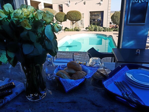Una piscina al aire libre, tumbonas