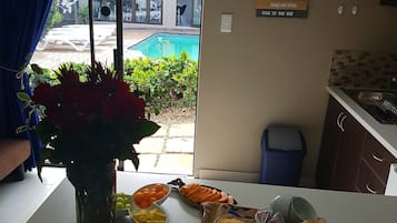 Luxury Double or Twin Room, 1 Bedroom | Dapur peribadi | Peti sejuk, ketuhar gelombang mikro, pembancuh kopi/teh, cerek elektrik
