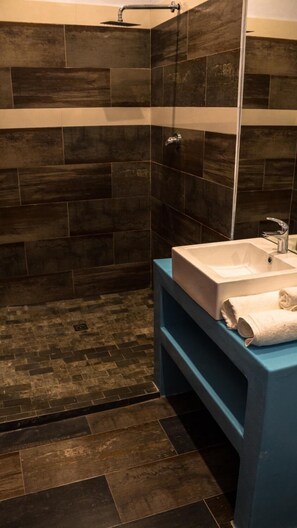 Shower, free toiletries, hair dryer, towels - Soul House (Durban)