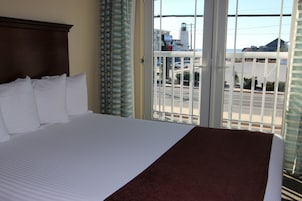 Room, 1 King Bed | In-room safe, desk, blackout drapes, iron/ironing board