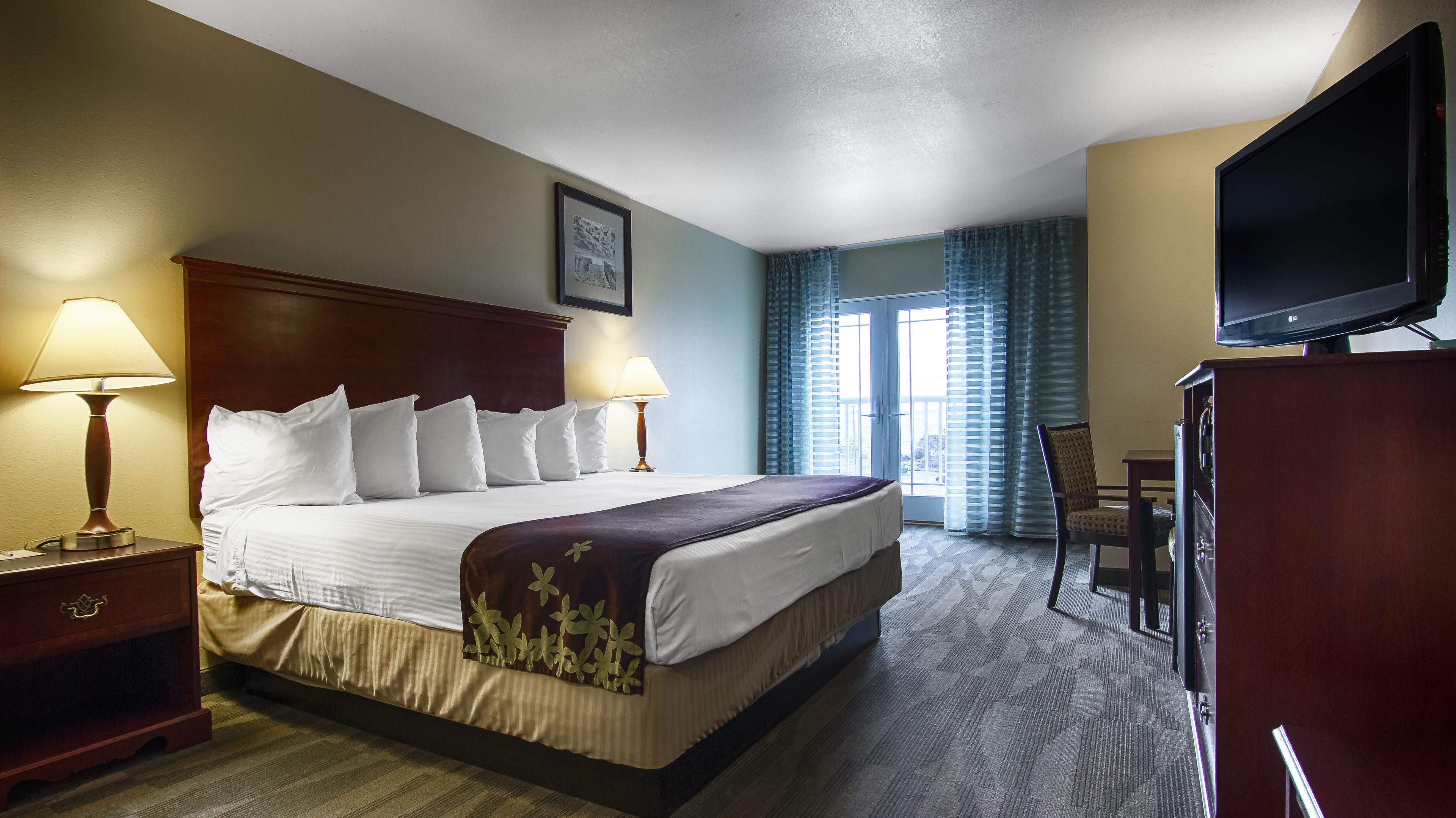 room, 1 king bed | in-room safe, desk, blackout curtains, iron/ironing board