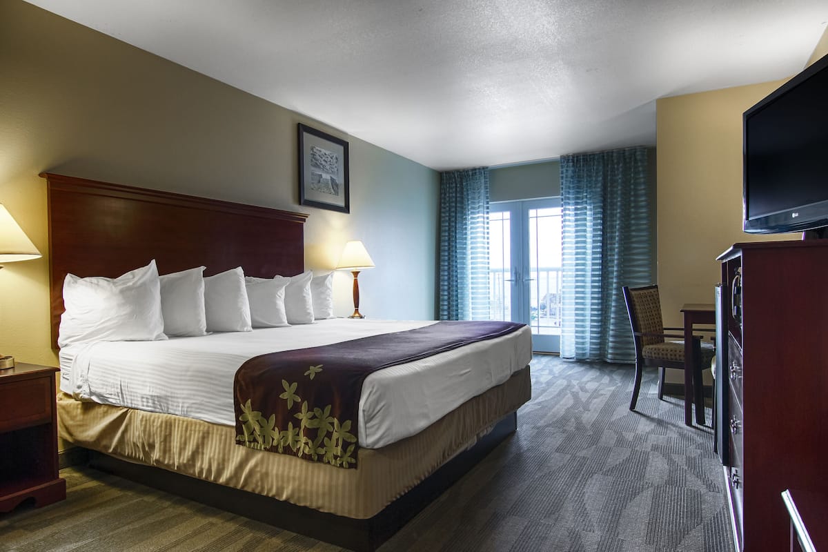 room, 1 king bed | in-room safe, desk, blackout curtains, iron/ironing board