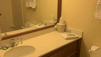 Ducha y bañera combinadas y artículos de higiene personal gratuitos