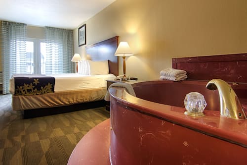 Standard Room, 1 King Bed, Jetted Tub | Jetted tub