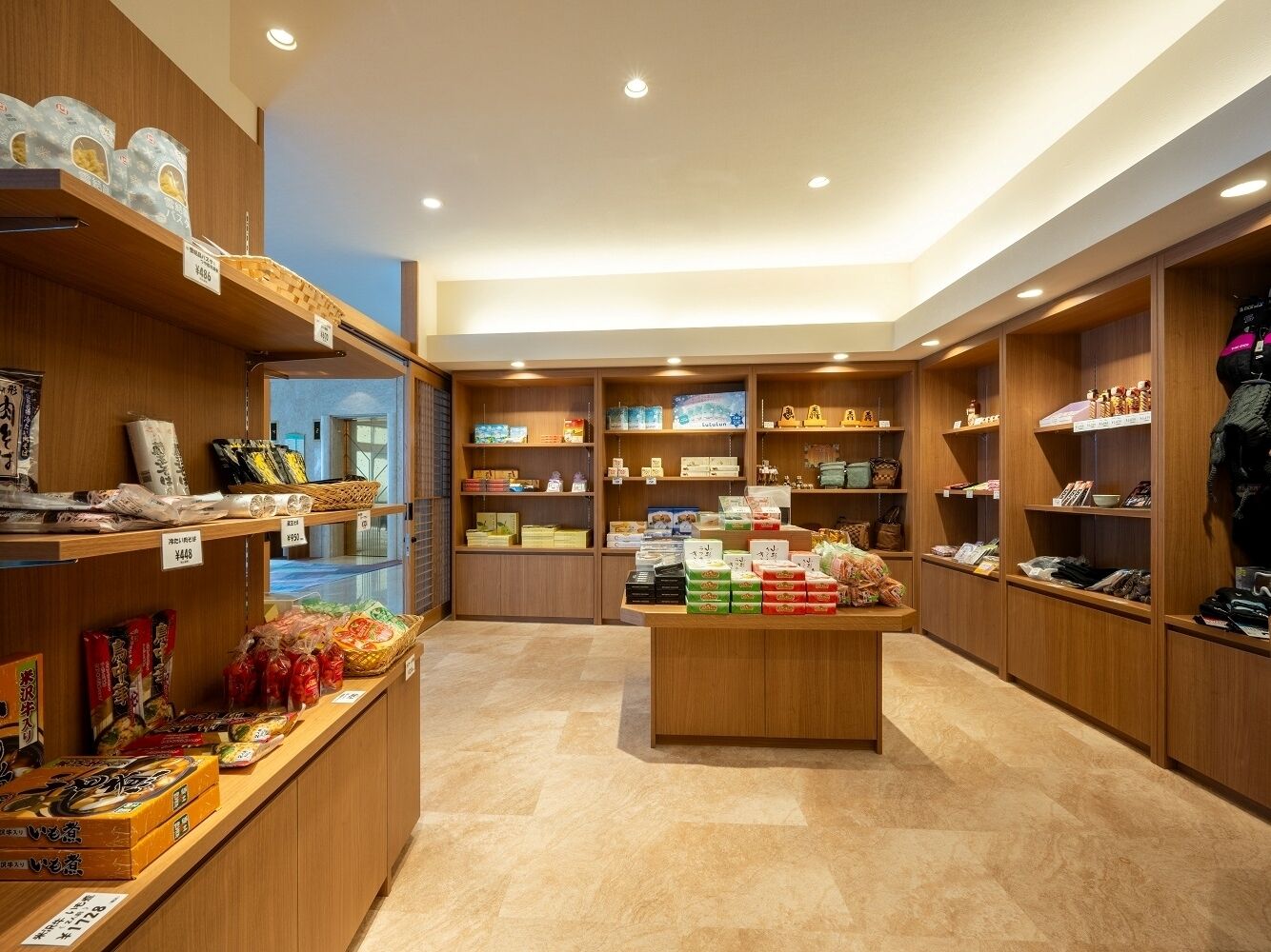 Una tienda bien organizada con estantes de madera y una zona de exhibición central.