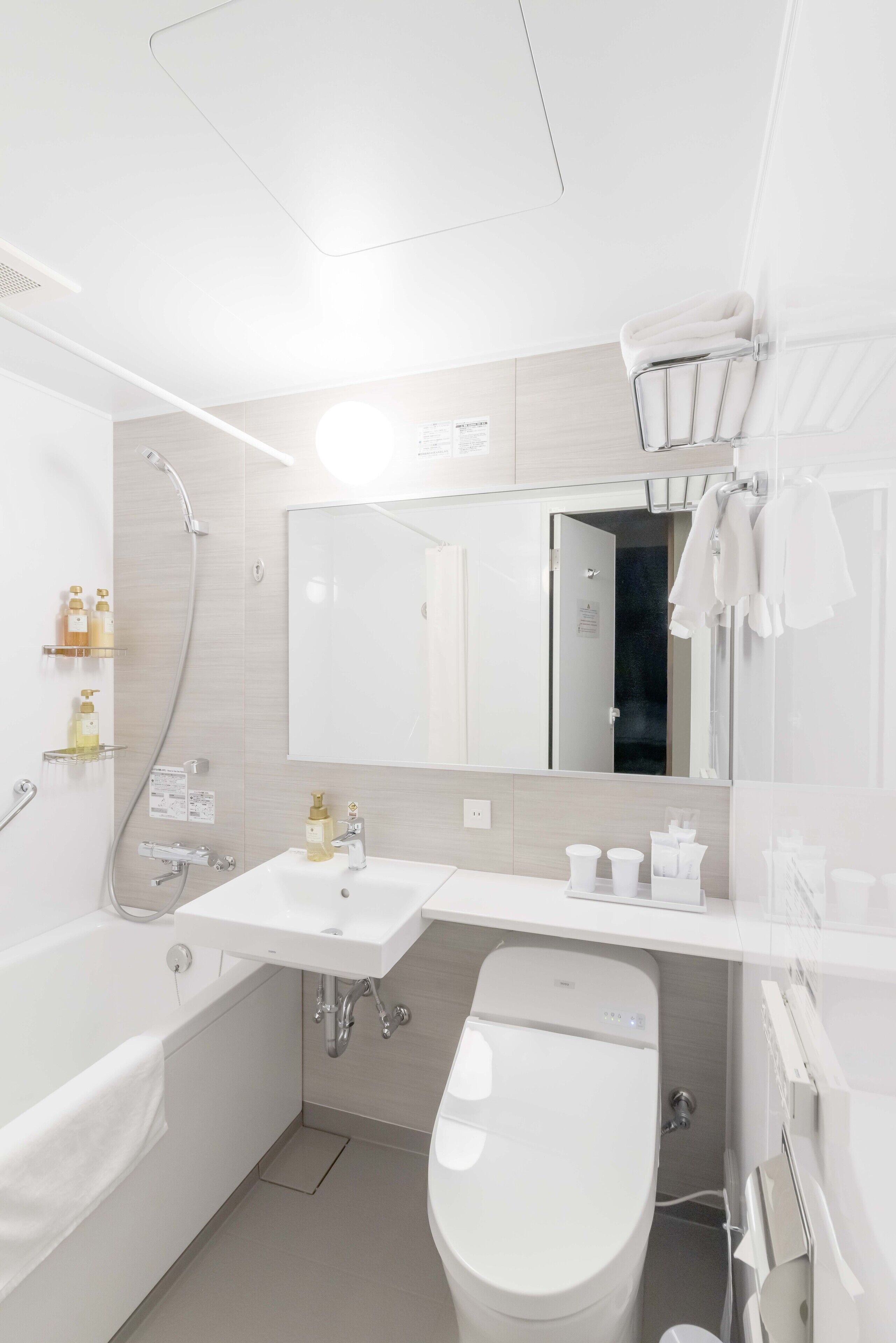 triple room | bathroom | combined shower/bathtub, free toiletries, bathrobes, slippers