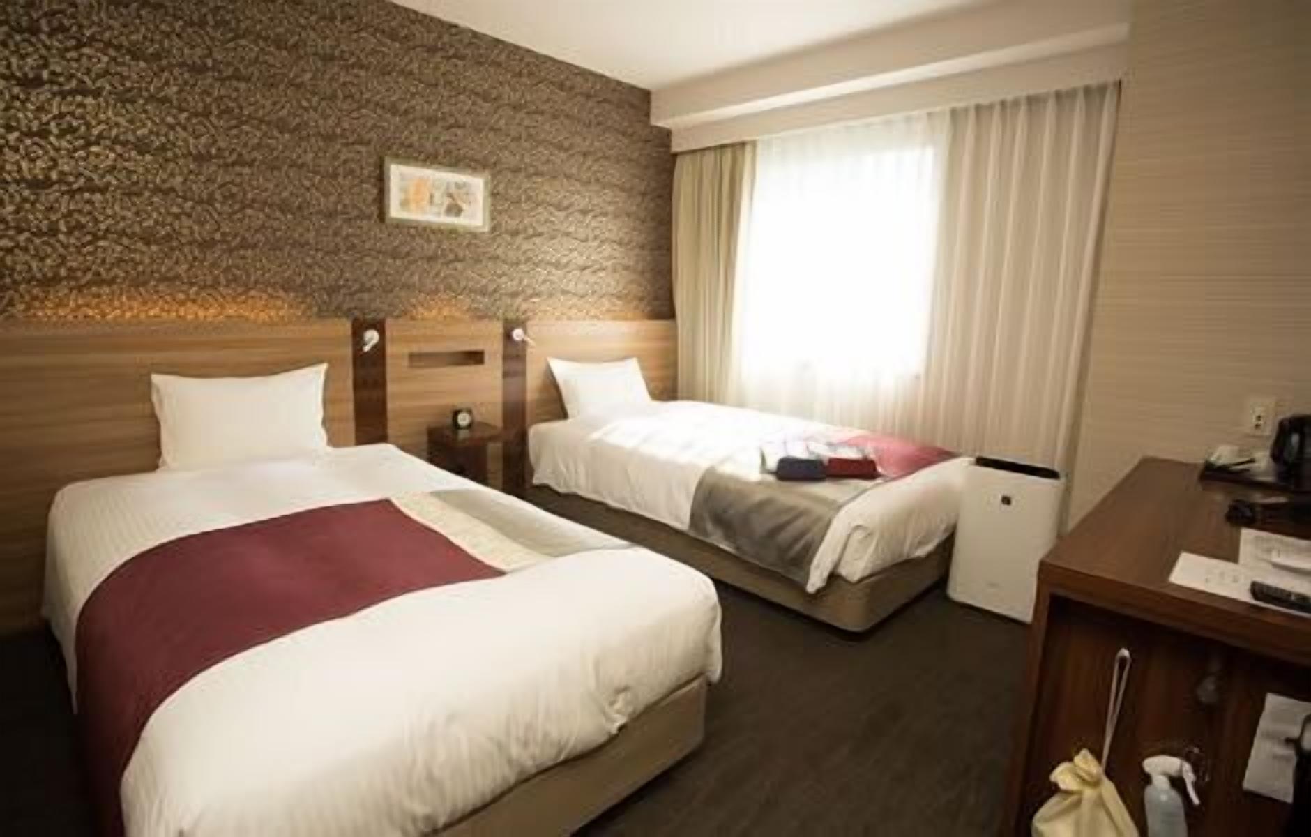 Escrivaninha, espaço de trabalho para notebook, cortinas blackout