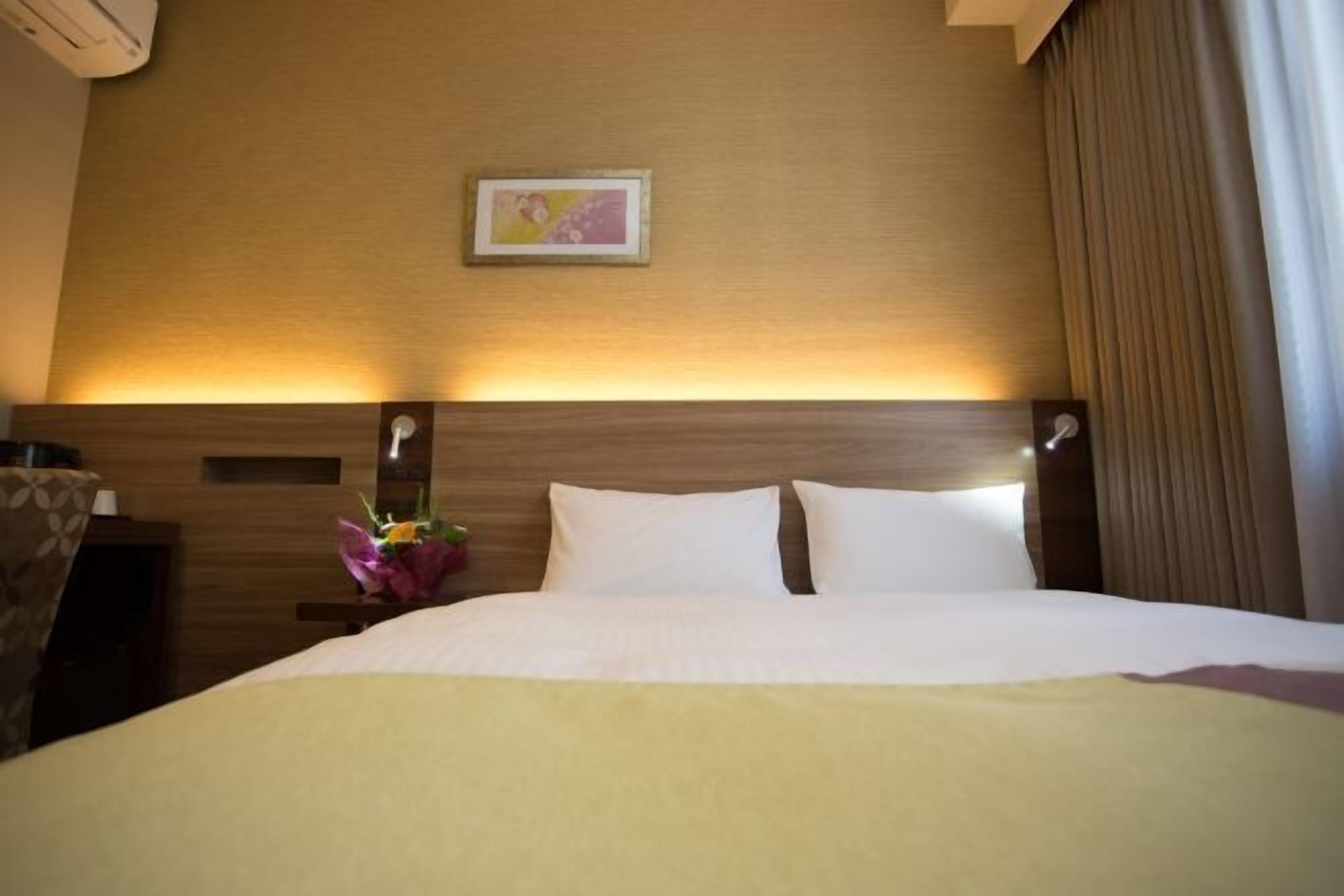 Escrivaninha, espaço de trabalho para notebook, cortinas blackout