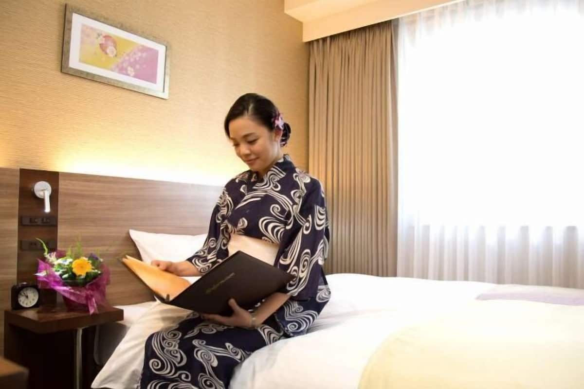 Pillowtop beds, desk, laptop workspace, blackout drapes