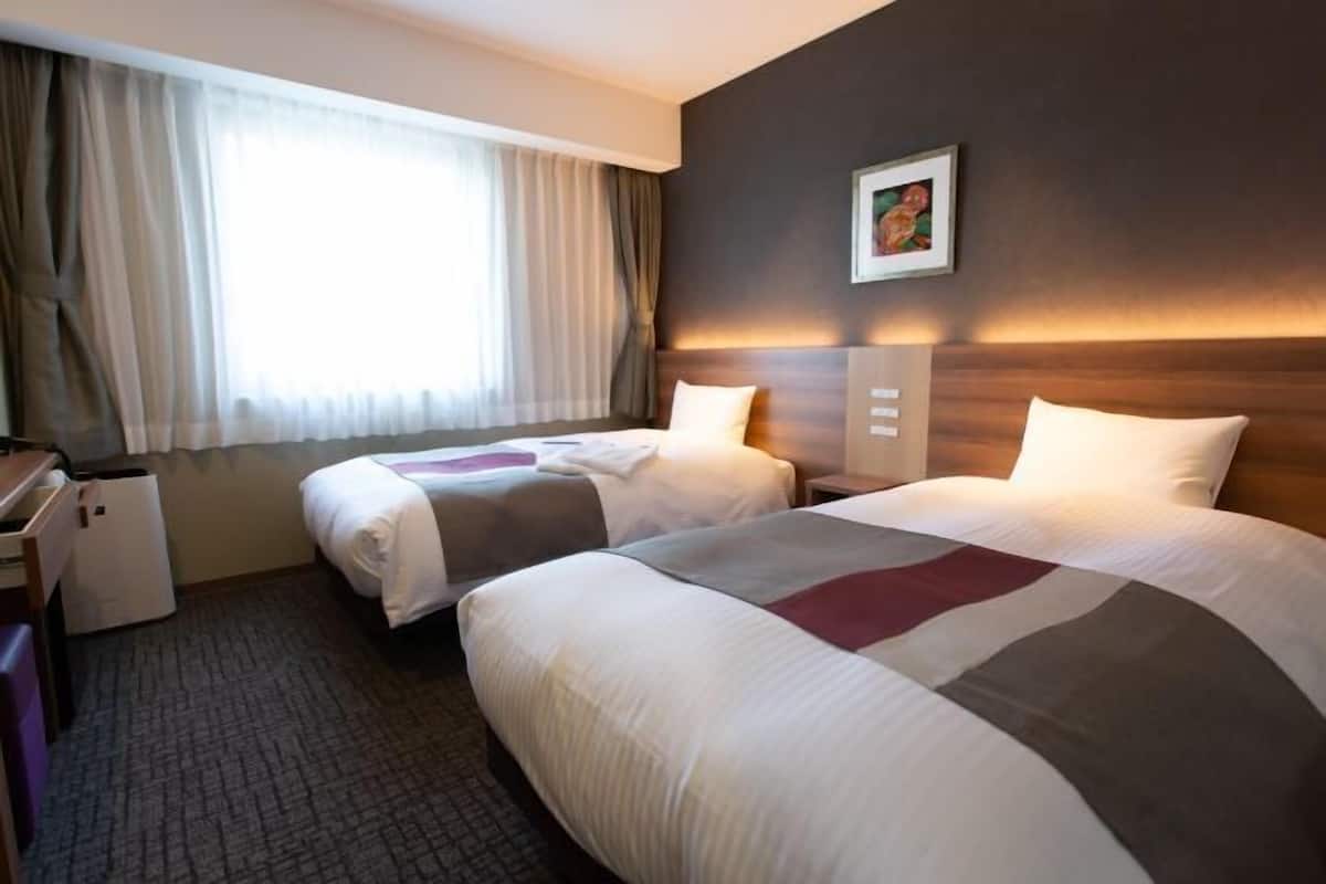 Pillowtop beds, desk, laptop workspace, blackout drapes