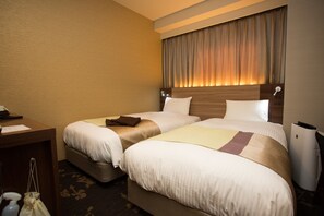 Economy Twin Room | Desk, laptop workspace, blackout curtains, soundproofing - Shinsaibashi Grand Hotel Osaka (Osaka)