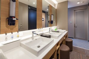 Cabaña básica, solo para hombres | Baño | Tina con regadera, tina profunda, amenidades de baño gratuitas