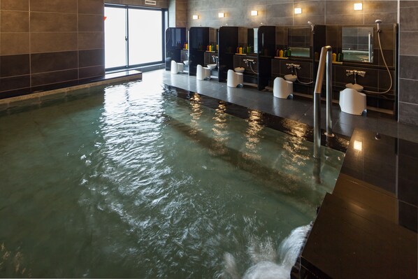 Indoor spa tub - Y's Cabin Osaka Namba (Osaka)