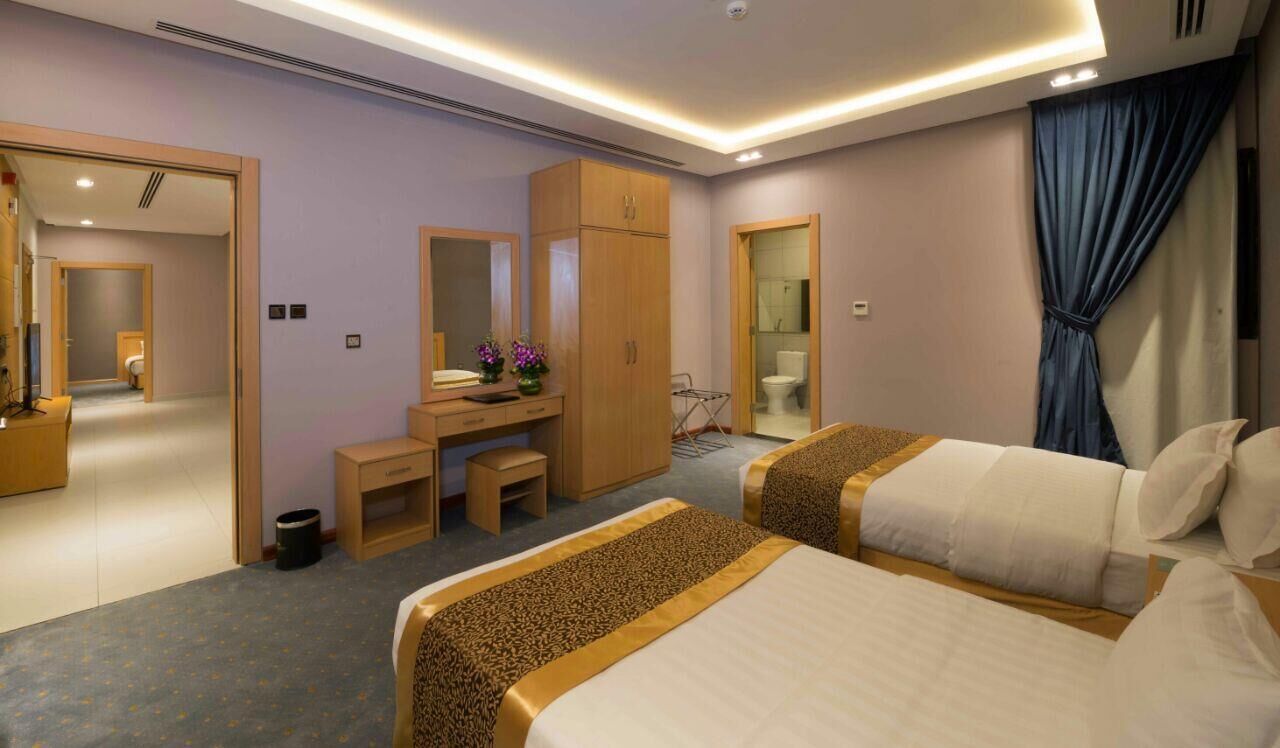 Caja fuerte, tabla de planchar con plancha, wifi gratis