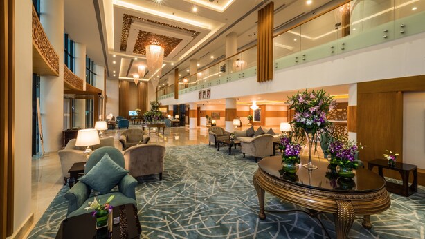 A spacious lobby with a high ceiling, multiple seating areas, and a central decorative table. - Boudl Al Munsiyah (Riyadh)