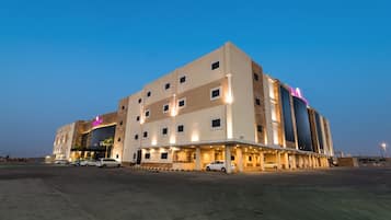 واجهة المنشأة - في المساء/الليل