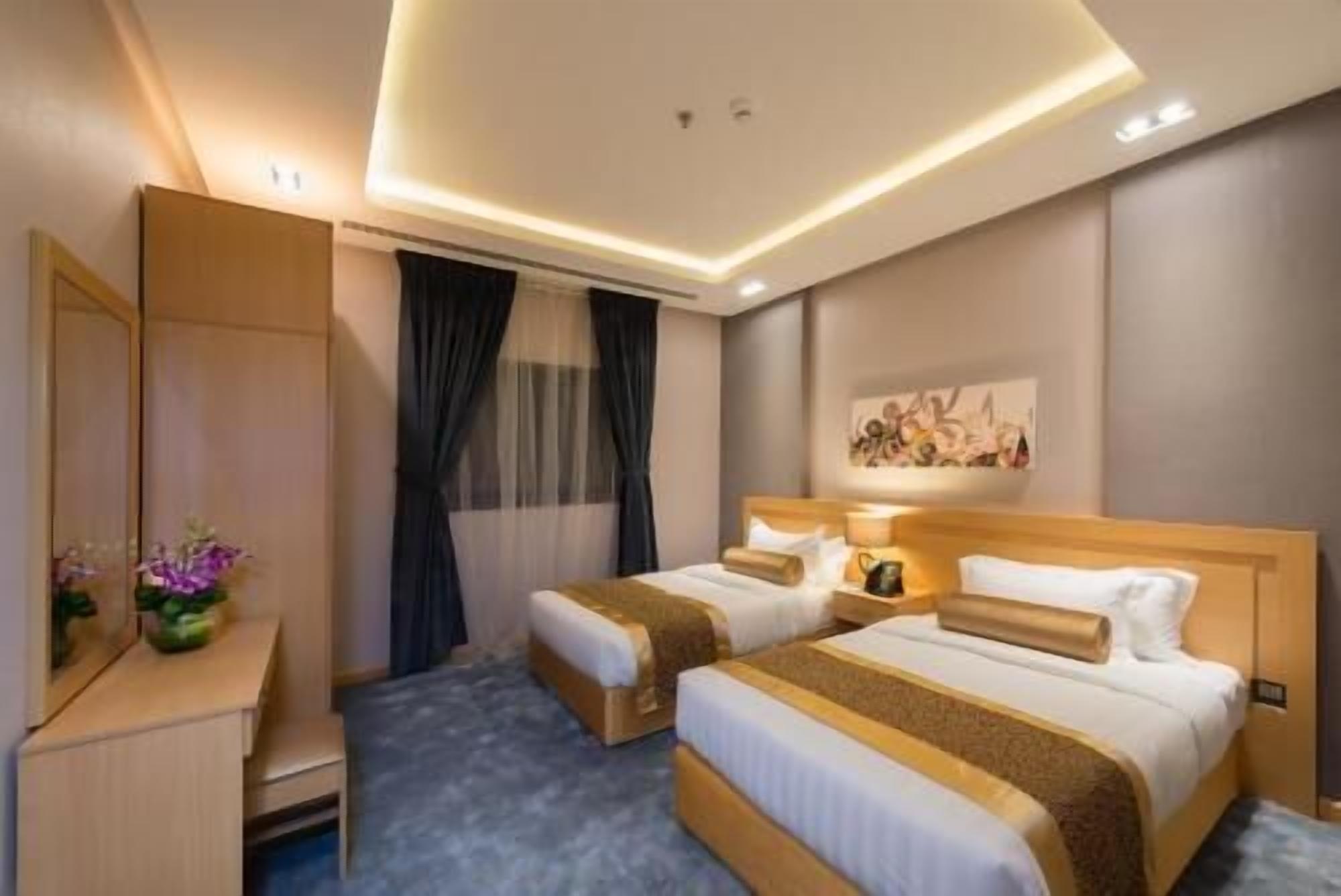 Caja fuerte, tabla de planchar con plancha, wifi gratis