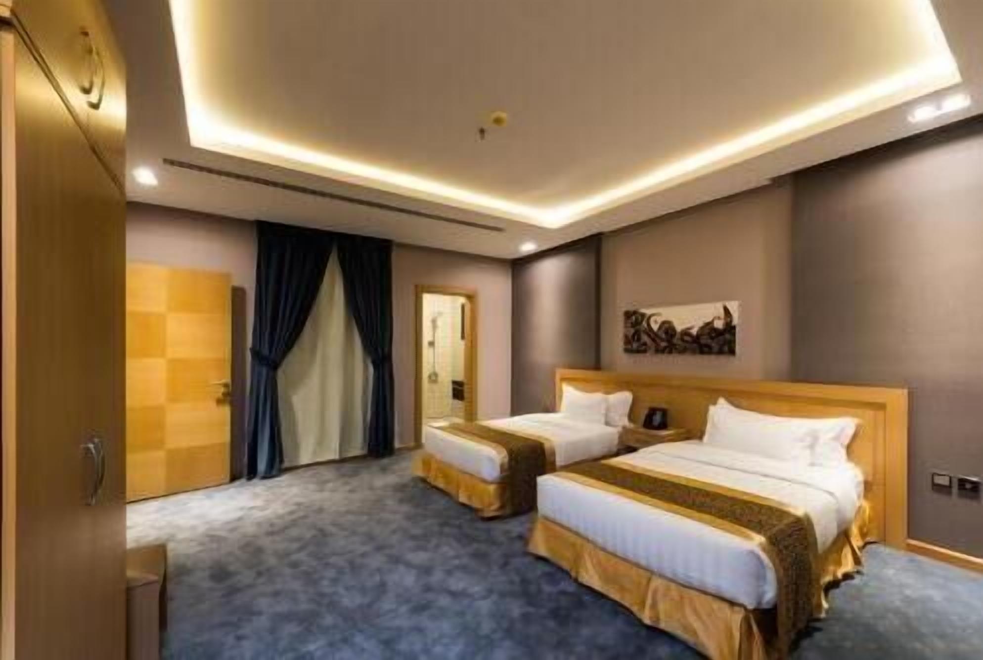 Caja fuerte, tabla de planchar con plancha, wifi gratis