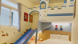 Habitación infantil con literas, un tobogán y decoraciones juguetonas en las paredes.