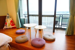 Cubrecamas, decoración personalizada, muebles diferentes y escritorio 