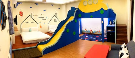 Comfort-Vierbettzimmer, 2 Queen-Betten | Daunenbettdecken, individuell dekoriert, individuell eingerichtet