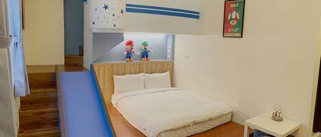 Une chambre avec un lit superposé, un petit bureau et une affiche accrochée au mur.