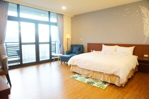 Cubrecamas, decoración personalizada, muebles diferentes y escritorio 