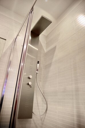 Deluxe Room | Bathroom | Free toiletries, hair dryer, towels