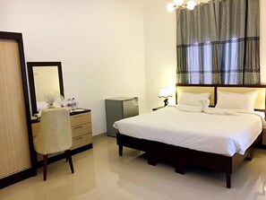 Desk, free cots/infant beds, rollaway beds