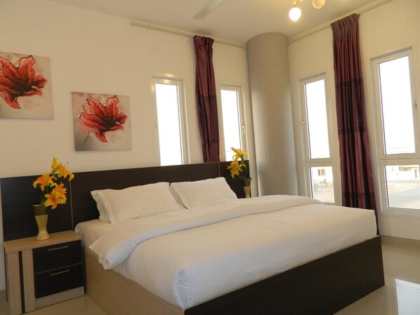 Meja kerja, tempat tidur bayi gratis, dan tempat tidur lipat/tambahan