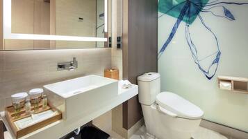 雨淋花灑、名牌梳洗用品、風筒、拖鞋