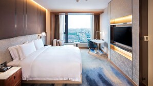 Suite – deluxe, 1 kingsize-seng | Sengetøy av topp kvalitet, minibar, safe på rommet og skrivebord