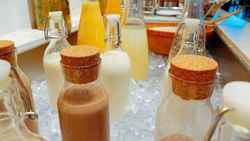 每日供應自助早餐 (每人 CNY118)