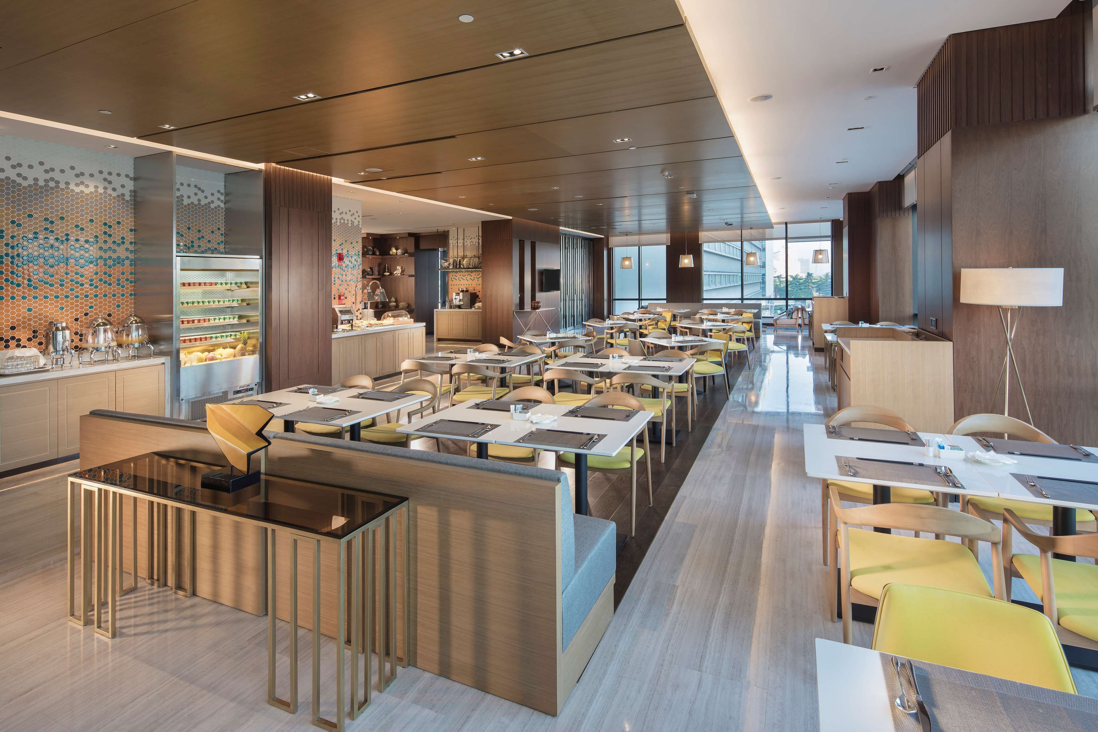 2 restaurants, breakfast served