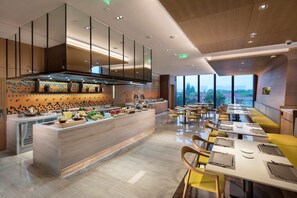 2 restaurants servant le déjeuner