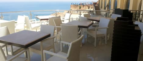 Lunsj og middag serveres, internasjonale retter