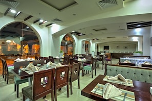 Lunch and dinner served, international cuisine