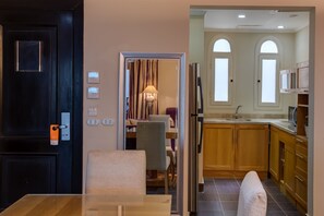 Standard Twin Room, side Sea View | In-room dining