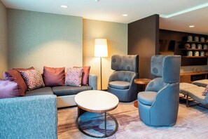 Lounge - Courtyard by Marriott New York Queens/Fresh Meadows (Fresh Meadows)