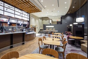 Breakfast and dinner served, American cuisine - Courtyard by Marriott New York Queens/Fresh Meadows (Fresh Meadows)