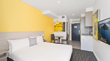 Modern Queen Suite + Grab n Go Bites | Blackout curtains, iron/ironing board, free WiFi, bed sheets